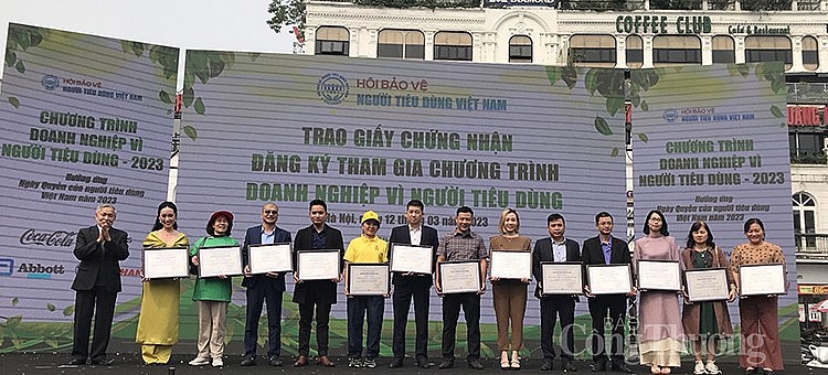 Lễ trao giấy chứng nhận cho 16 doanh nghiệp tham gia Chương trình “Doanh nghiệp vì người tiêu dùng” năm 2023 do Hội Bảo vệ người tiêu dùng phát động