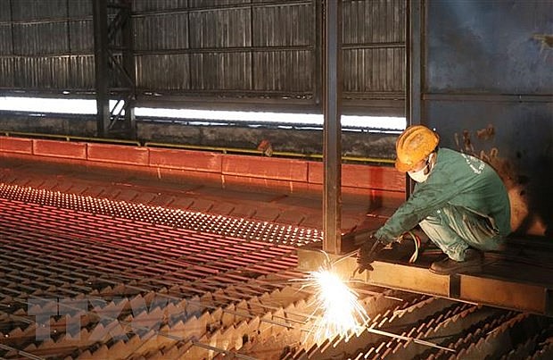 Công nhân Nhà máy cán thép Thái Trung - Công ty cổ phẩn Gang thép Thái Nguyên lấy mẫu thép thành phẩm sau khi cán. 
