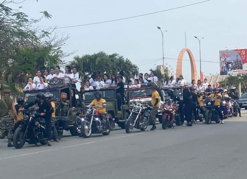 Xử phạt dàn xe Jeep hết hạn đăng kiểm chở người đẹp áo dài Hoa cúc biển Cửa Lò Xử phạt dàn xe Jeep hết hạn đăng kiểm chở người đẹp áo dài Hoa cúc biển Cửa Lò