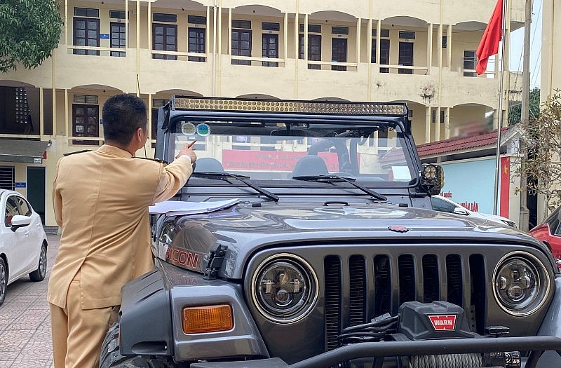 undefined Xử phạt dàn xe Jeep hết hạn đăng kiểm chở người đẹp áo dài Hoa cúc biển Cửa Lò