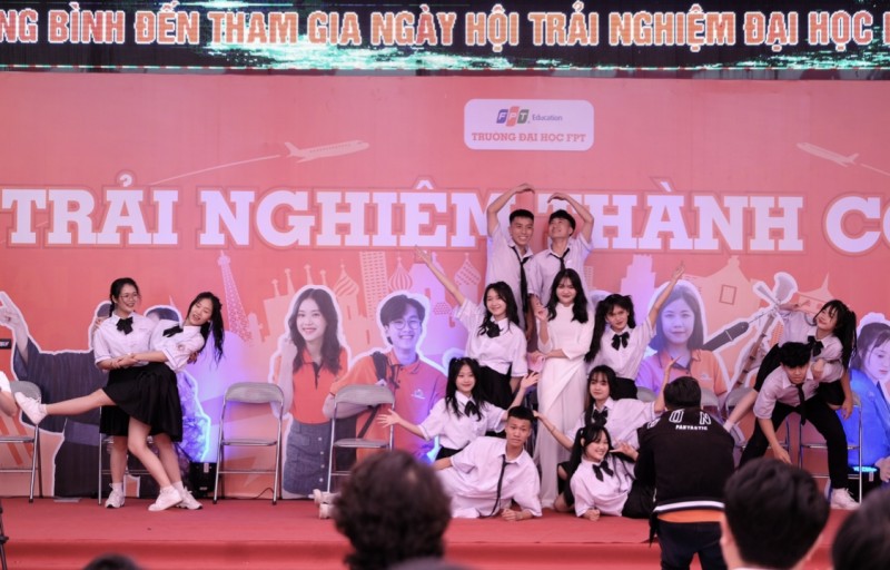 undefined Hơn 1.000 học sinh Quảng Bình tham gia ngày hội trải nghiệm và tư vấn hướng nghiệp