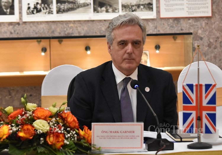 Bộ trưởng Nguyễn Hồng Diên tiếp Đặc phái viên Thương mại của Thủ tướng Anh Bộ trưởng Nguyễn Hồng Diên tiếp Đặc phái viên Thương mại của Thủ tướng Anh