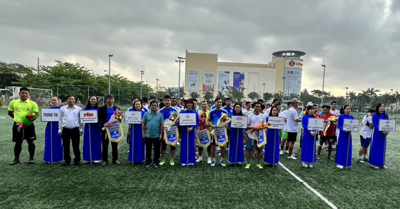 Ông Lê Đình Bản - Giám đốc Công ty Thuỷ điện Sông Bung trao hoa và cờ lưu niệm các Đơn vị tham dự giải Ông Lê Đình Bản - Giám đốc Công ty Thuỷ điện Sông Bung trao hoa và cờ lưu niệm các Đơn vị tham dự giải