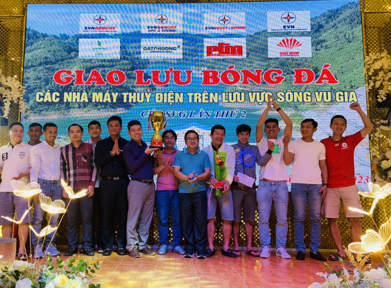 Ông Lê Đình Bản (áo xanh ở giữa) Giám đốc Công ty Thủy điện Sông Bung và Ông Ngô Việt Hưng (thứ 6 từ trái sang) Chủ tịch HĐQT Công ty cổ phần Thủy điện A Vương đang trao cúp vô địch cho Đội bóng Công ty Cổ phần Tư vấn Xây dựng Điện 1 (Nhà máy Thủy điện Sông Bung 5) Ông Lê Đình Bản (áo xanh ở giữa) Giám đốc Công ty Thủy điện Sông Bung và Ông Ngô Việt Hưng (thứ 6 từ trái sang) Chủ tịch HĐQT Công ty cổ phần Thủy điện A Vương đang trao cúp vô địch cho Đội bóng Công ty Cổ phần Tư vấn Xây dựng Điện 1 (Nhà máy Thủy điệ