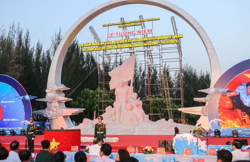 undefined Xúc động lễ tưởng niệm 64 chiến sĩ hy sinh ở Gạc Ma