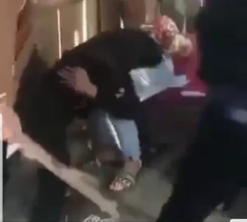 undefined Quảng Bình: Xuất hiện clip nam sinh bị nhóm bạn hành hung dã man