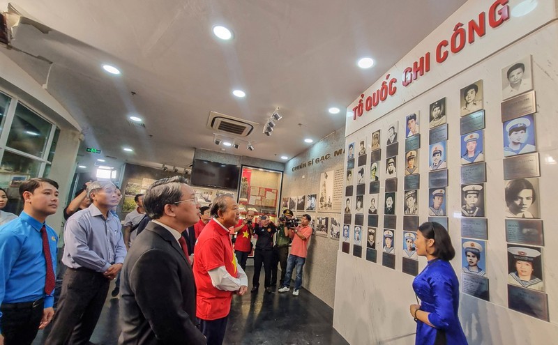 undefined Xúc động lễ tưởng niệm 64 chiến sĩ hy sinh ở Gạc Ma