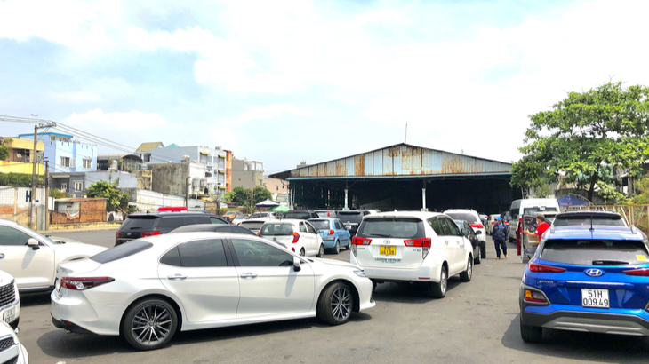 Hàng dài xe ô tô chờ đăng kiểm