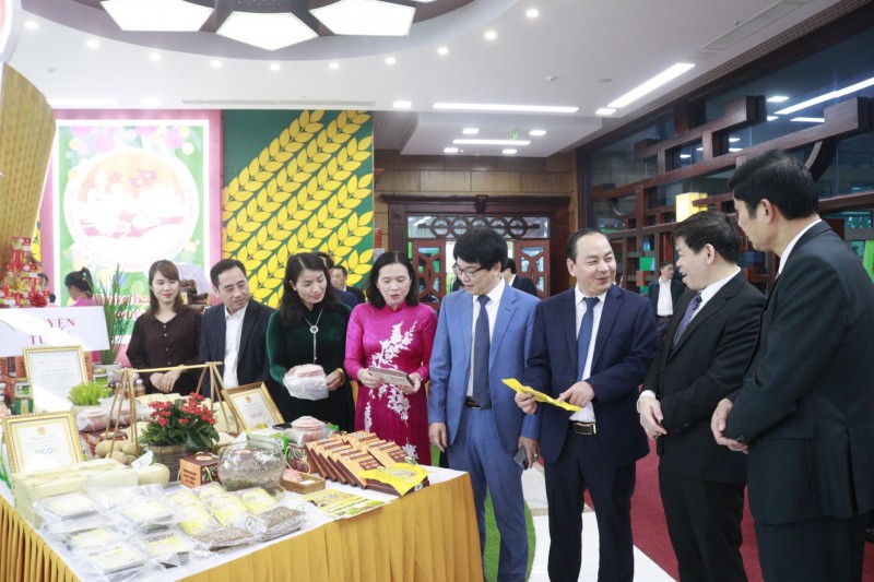 Thủ tướng Phạm Minh Chính trao quyết định công nhận Hải Dương hoàn thành xây dựng nông thôn mới Thủ tướng Phạm Minh Chính trao quyết định công nhận Hải Dương hoàn thành xây dựng nông thôn mới