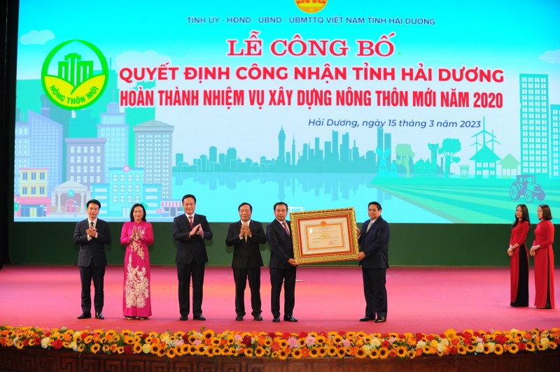 Thủ tướng Phạm Minh Chính trao quyết định công nhận Hải Dương hoàn thành xây dựng nông thôn mới Thủ tướng Phạm Minh Chính trao quyết định công nhận Hải Dương hoàn thành xây dựng nông thôn mới