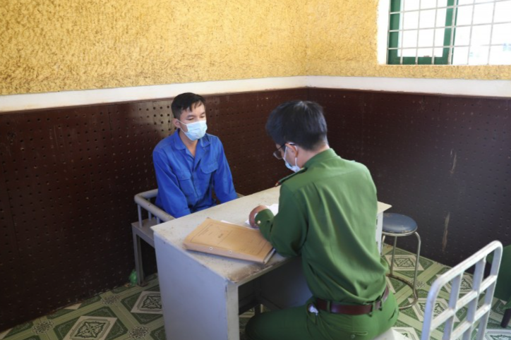 Một trong 3 đối tượng tại cơ quan điều tra. Một trong 3 đối tượng tại cơ quan điều tra.