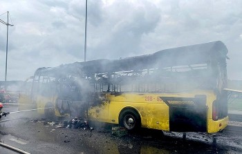 Thanh Hóa: Công an điều tra nguyên nhân xe ô tô khách cháy rụi trên quốc lộ 1A