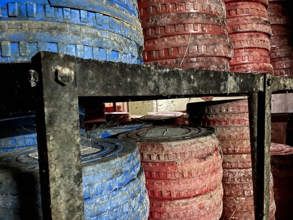 Hiện ở kho đang lưu giữ hơn 300 thước phim vô cùng quý giá, tuy nhiên hiện tại chỉ là đống đổ nát, mốc meo. Ảnh: Facebook nhân vật