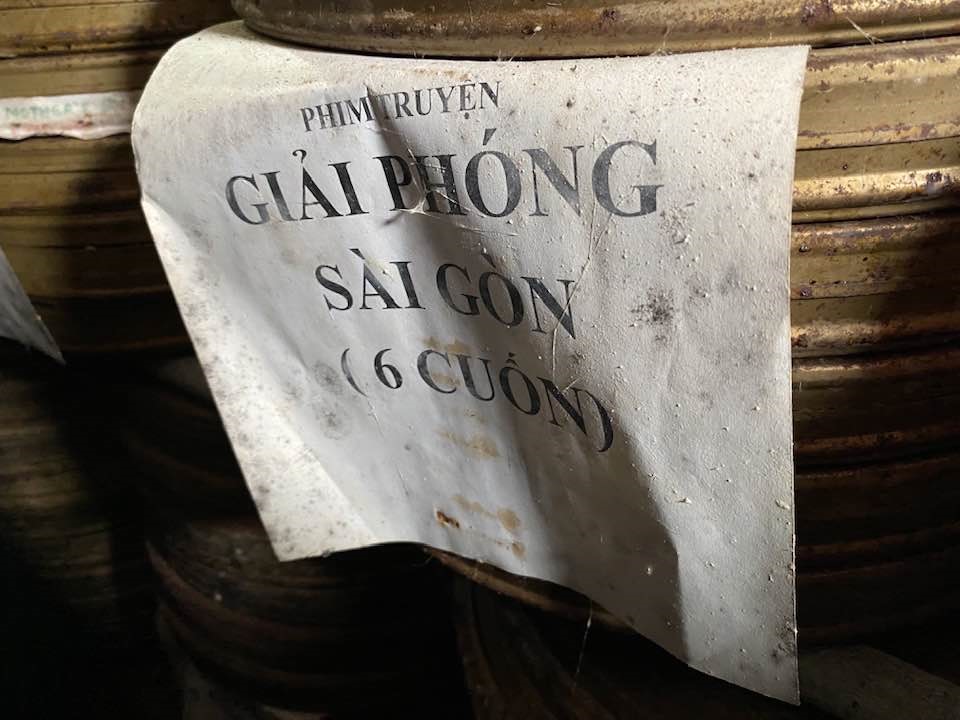 Những thước phim từng vẻ vang một thời, ghi lại dấu ấn lịch sử đang nằm trong kho của hãng phim. Ảnh: Facebook nhân vật