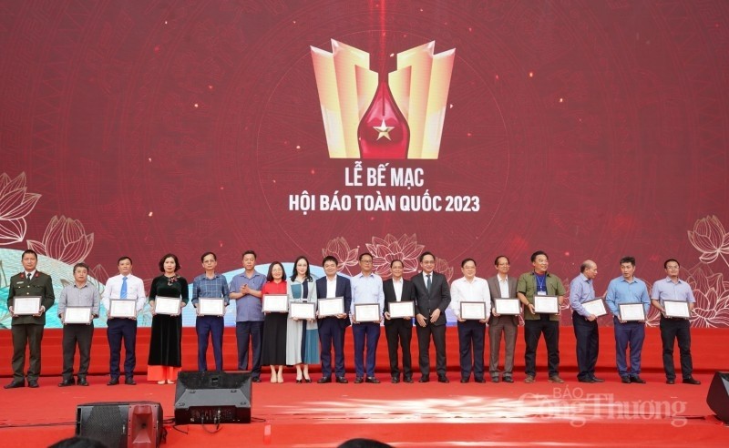 Nhà báo Nguyễn Văn Minh - Phó Tổng Biên tập phụ trách Báo Công Thương (thứ 9 từ trái sang) nhận Giải C - Bìa báo Tết ấn tượng Nhà báo Nguyễn Văn Minh - Phó Tổng Biên tập phụ trách Báo Công Thương (thứ 9 từ trái sang) nhận Giải C - Bìa báo Tết ấn tượng