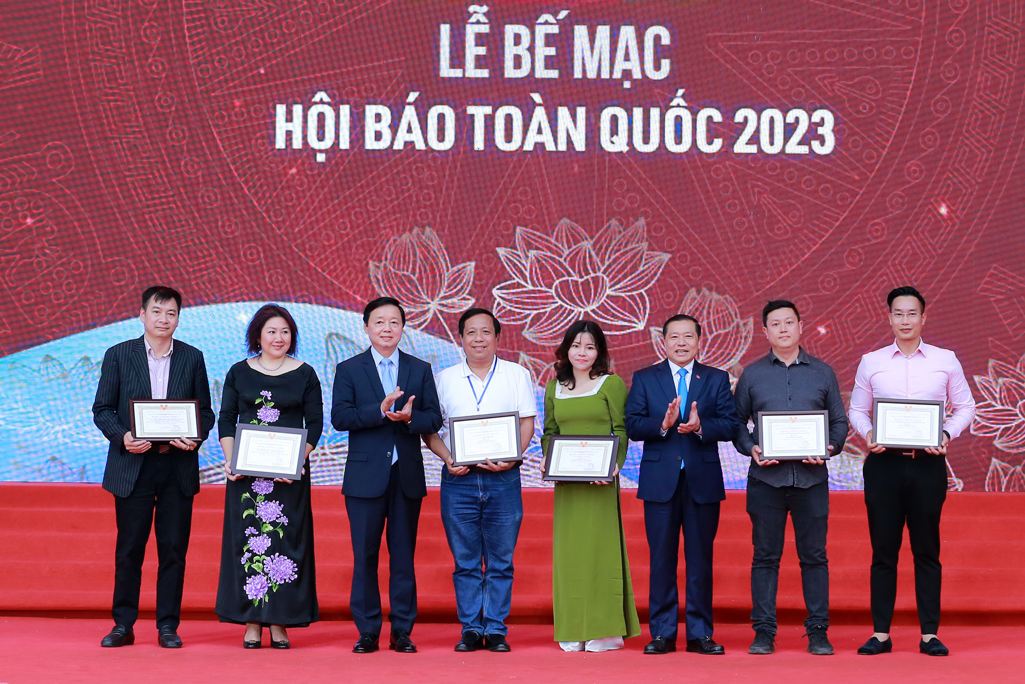 Báo chí phải thay đổi tư duy, cách làm để đẩy nhanh chuyển đổi số - Ảnh 3. Báo chí phải thay đổi tư duy, cách làm để đẩy nhanh chuyển đổi số - Ảnh 3.