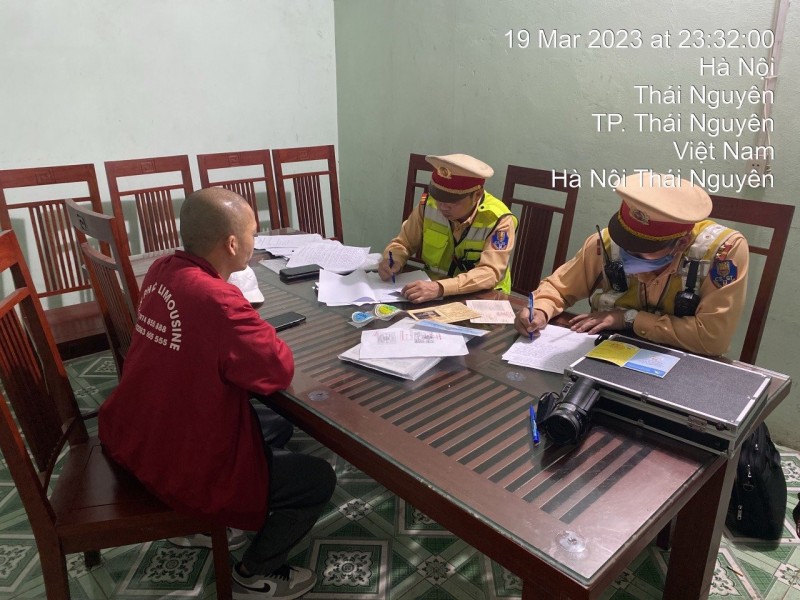 Lực lượng Cảnh sát giao thông làm việc với lái xe dùng tem kiểm định giả. Ảnh: Cục Cảnh sát giao thông Lực lượng Cảnh sát giao thông làm việc với lái xe dùng tem kiểm định giả. Ảnh: Cục Cảnh sát giao thông