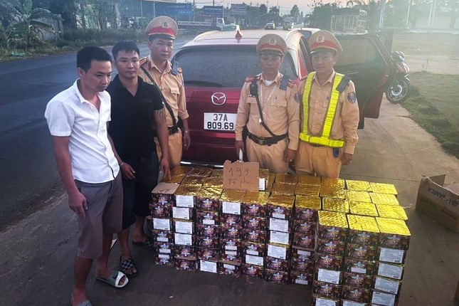 Hai đối tượng cùng số pháo bị bắt giữ. Hai đối tượng cùng số pháo bị bắt giữ.