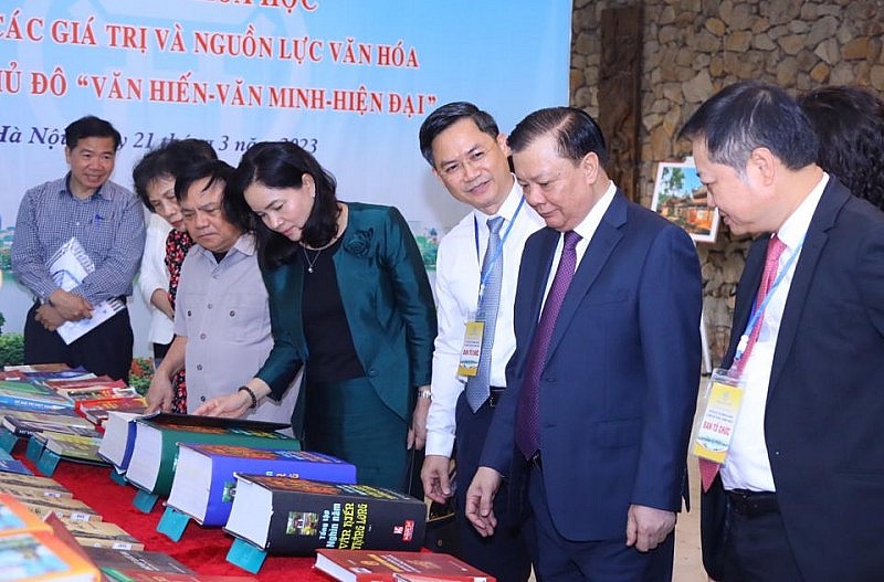 Bí thư Thành uỷ Đinh Tiến Dũng cùng đại biểu Bộ, ngành tham quan trưng bày trong khuôn khổ Hội thảo. Bí thư Thành uỷ Đinh Tiến Dũng cùng đại biểu Bộ, ngành tham quan trưng bày trong khuôn khổ Hội thảo.