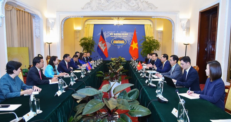 Sáng 21/3, tại Nhà khách Chính phủ, Bộ trưởng Ngoại giao Bùi Thanh Sơn cùng Phó Thủ tướng, Bộ trưởng Ngoại giao và Hợp tác quốc tế Campuchia Prak Sokhonn đã tiến hành hội đàm. Sáng 21/3, tại Nhà khách Chính phủ, Bộ trưởng Ngoại giao Bùi Thanh Sơn cùng Phó Thủ tướng, Bộ trưởng Ngoại giao và Hợp tác quốc tế Campuchia Prak Sokhonn đã tiến hành hội đàm.