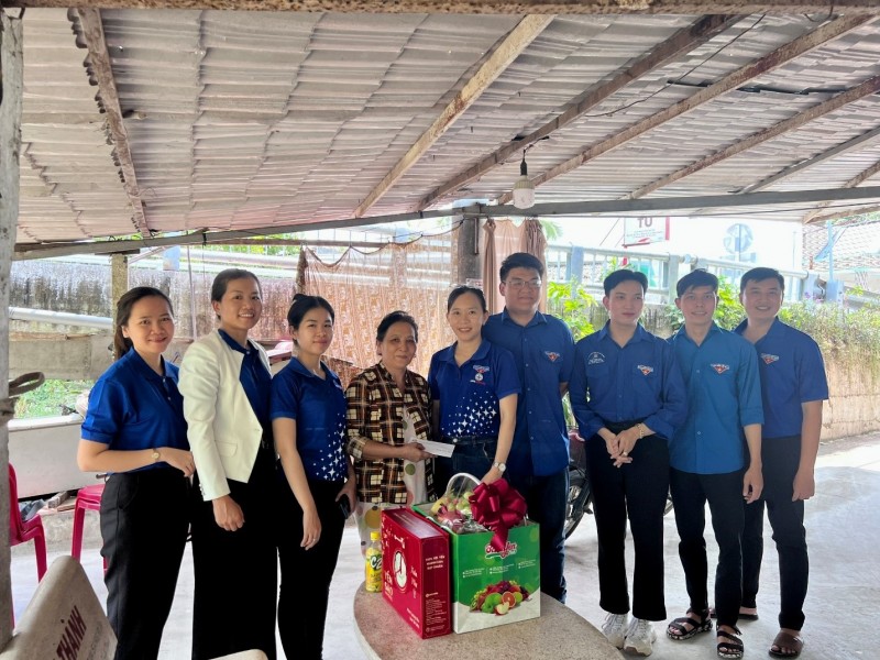 Đoàn gửi tặng quà đến đại diện gia đình Mẹ VNAH Nguyễn Thị Mười.