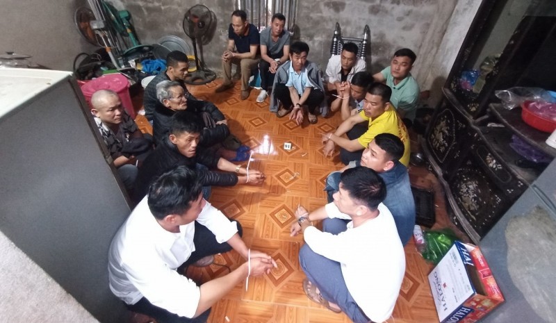 Các đối tượng đánh bạc bị bắt giữ (Ảnh: Công an tỉnh Quảng Ninh) Các đối tượng đánh bạc bị bắt giữ (Ảnh: Công an tỉnh Quảng Ninh)