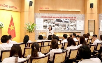 Đoàn thanh niên Cục Thương mại điện tử và Kinh tế số thấm nhuần vẻ vang ngành Công Thương