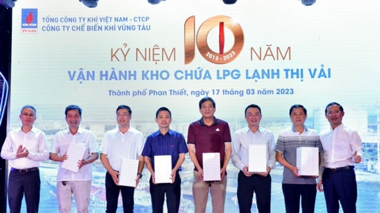 Tri ân các cán bộ đã có nhiều đóng góp để hình thành và phát triển công trình khí tiên phong ngành công nghiệp Khí Tri ân các cán bộ đã có nhiều đóng góp để hình thành và phát triển công trình khí tiên phong ngành công nghiệp Khí
