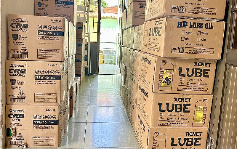 Quản lý thị trường Kiên Giang tạm giữ số lượng lớn dầu nhớt có dấu hiệu giả mạo nhãn hiệu