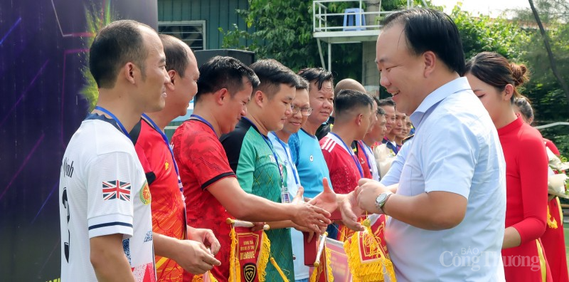 Thanh niên Quản lý thị trường và dấu ấn của màu xanh tình nguyện Thanh niên Quản lý thị trường và dấu ấn của màu xanh tình nguyện