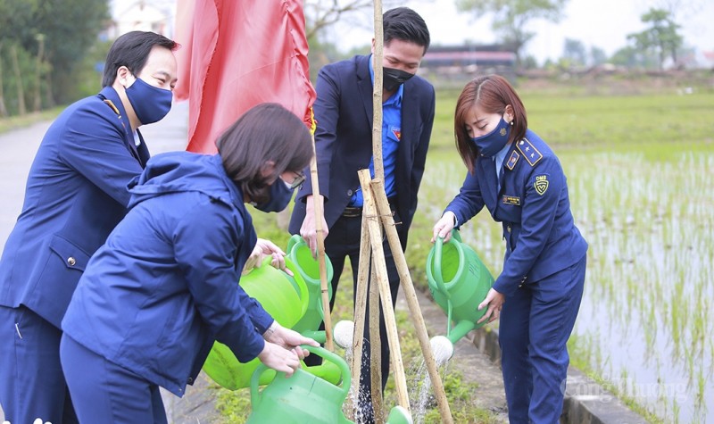Thanh niên Quản lý thị trường và dấu ấn của màu xanh tình nguyện Thanh niên Quản lý thị trường và dấu ấn của màu xanh tình nguyện