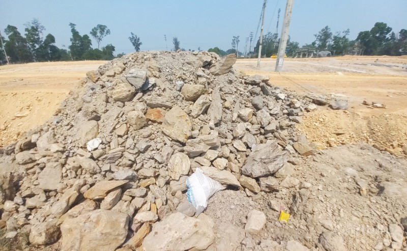 Thừa Thiên Huế: Dự án hàng chục tỷ đồng san mặt bằng nhiều “đá cuội”