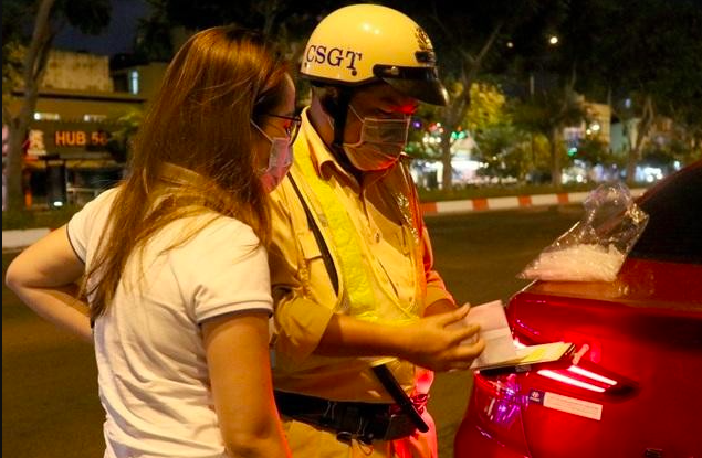 Xử phạt trường hợp nữ tài xế vi phạm nồng độ cồn