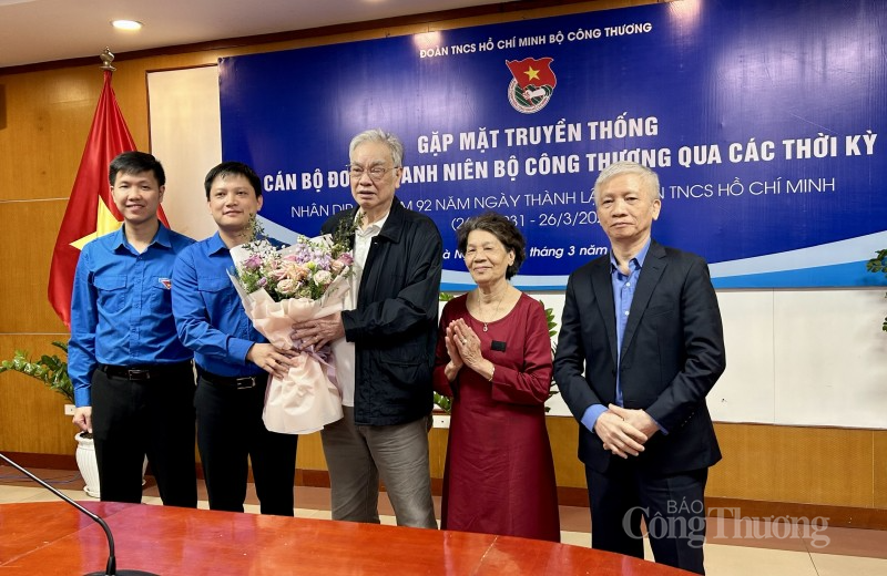 Đại diện BCH Bộ Công Thương tặng hoa  Đại diện BCH Bộ Công Thương tặng hoa