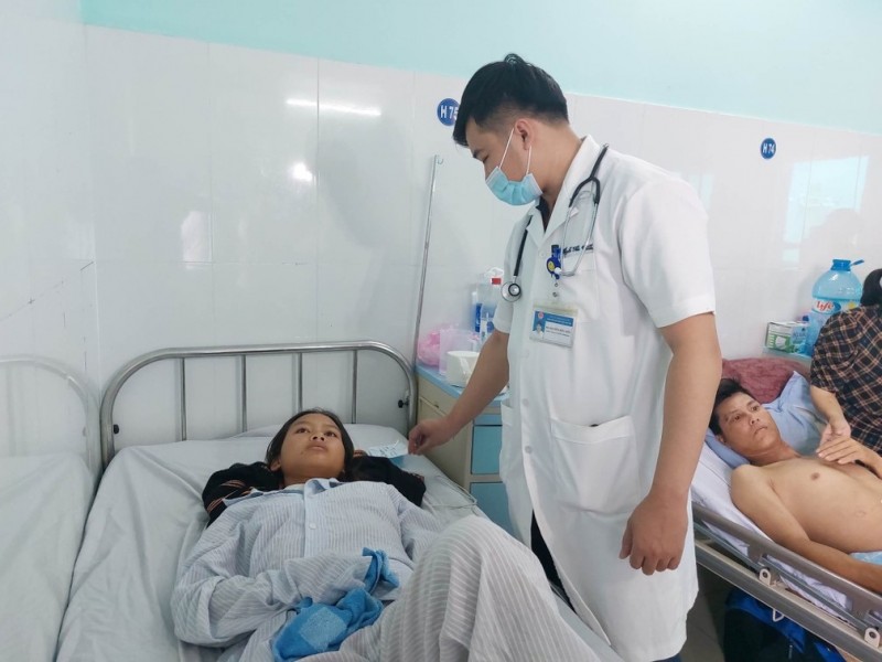 Chị Y Khung (22 tuổi, vợ A Nhi) bị đa vết thương đang điều trị tại khoa Ngoại chấn thương – Bệnh viện Đa khoa tỉnh Kon Tum. Chị Y Khung (22 tuổi, vợ A Nhi) bị đa vết thương đang điều trị tại khoa Ngoại chấn thương – Bệnh viện Đa khoa tỉnh Kon Tum.