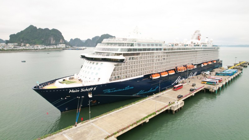 Tàu Mein Schiff 5 đưa hơn 2.000 du khách châu Âu cập Cảng tàu khách quốc tế Hạ Long. Ảnh: QMG