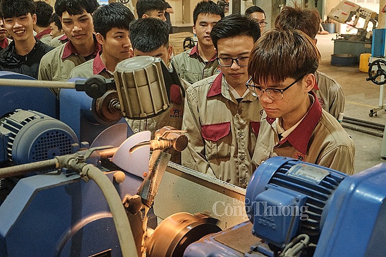 Chúng tôi cũng mong muốn các doanh nghiệp sẽ tham gia sâu hơn với nhà trường trong công tác đào tạo này.