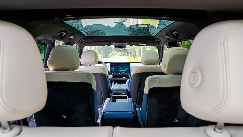 VinFast chính thức bàn giao xe VF 9 cho khách hàng