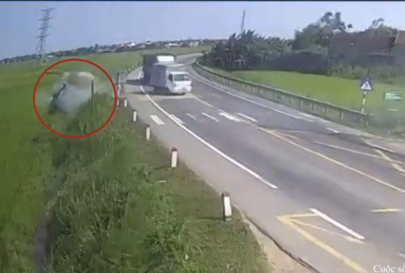 vụ tai nạn tỉnh Quảng Ngãi. Ảnh: Cắt từ clip vụ tai nạn tỉnh Quảng Ngãi. Ảnh: Cắt từ clip