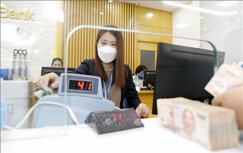 Người vay tiêu dùng chới với trong 'cơn lốc' lãi suất neo cao