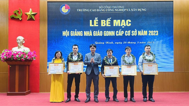 TS. Đỗ Minh Chiến trao thưởng và Giấy Chứng nhận cho các Nhà giái đạt giải Nhất TS. Đỗ Minh Chiến trao thưởng và Giấy Chứng nhận cho các Nhà giái đạt giải Nhất