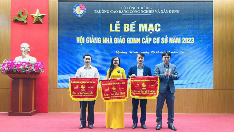 TS. Đỗ Minh Chiến trao cờ lưu niệm cho các đơn vị đạt giải Nhất, Nhì Ba TS. Đỗ Minh Chiến trao cờ lưu niệm cho các đơn vị đạt giải Nhất, Nhì Ba