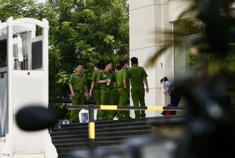 Hoạt động kiểm tra tại trụ sở Công ty Home Credit Việt Nam ngày 28/3. Ảnh: PL Hoạt động kiểm tra tại trụ sở Công ty Home Credit Việt Nam ngày 28/3. Ảnh: PL