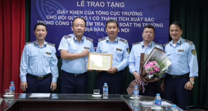 Khen thưởng đột xuất các Đội Quản lý thị trường Hà Nội có thành tích xuất sắc Khen thưởng đột xuất các Đội Quản lý thị trường Hà Nội có thành tích xuất sắc