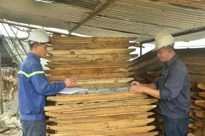 Kiểm tra mẫu khoan tại công trình HR231 Kiểm tra mẫu khoan tại công trình HR231