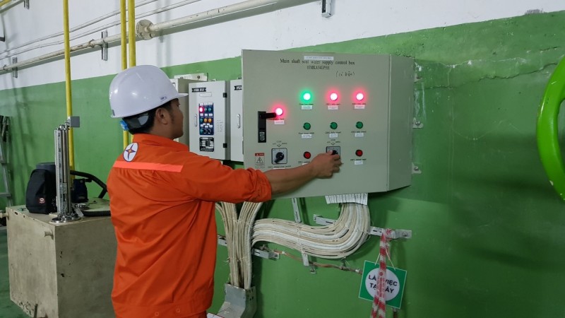 Cán bộ công nhân viên kiểm tra các thông số hoạt động của thiết bị Nhà máy Cán bộ công nhân viên kiểm tra các thông số hoạt động của thiết bị Nhà máy