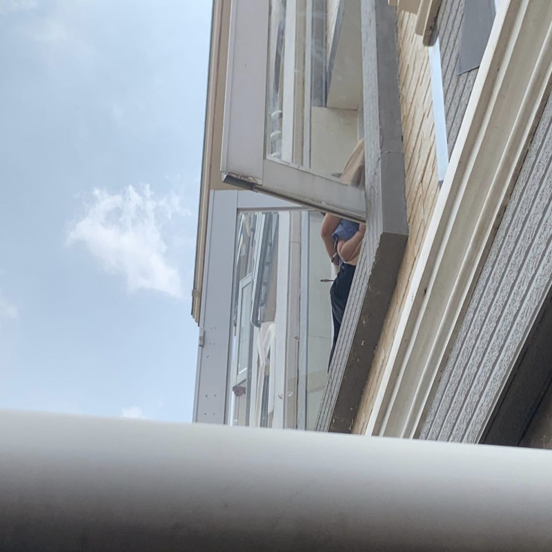 Người mẹ ôm con nhỏ có ý định nhảy lầu tự tử tại Đắk Nông. Ảnh: CACC