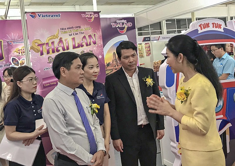 Lãnh đạo TP Cần Thơ và đại biểu tham quan sự kiện Lãnh đạo TP Cần Thơ và đại biểu tham quan sự kiện