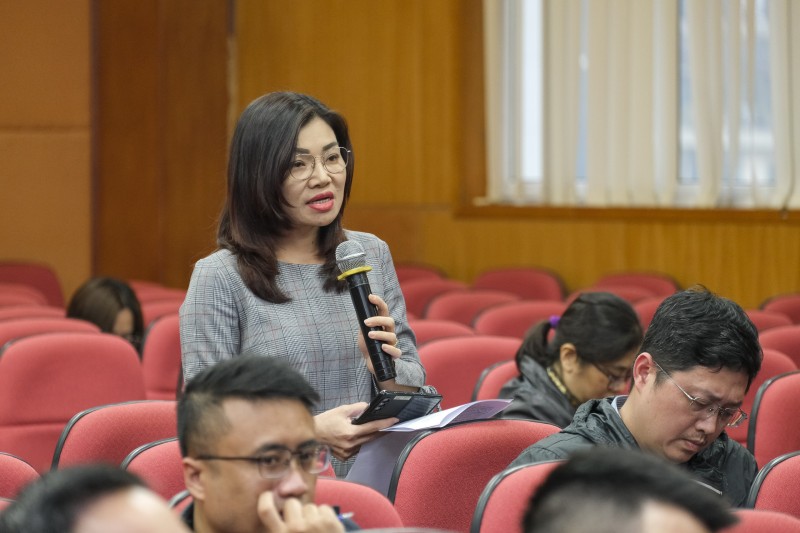 Phóng viên báo chí đặt câu hỏi tại họp báo