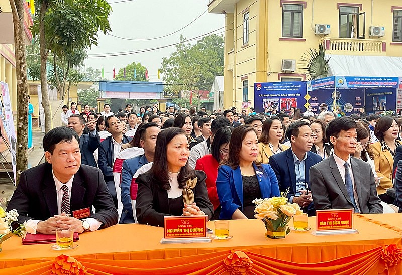 Đông đảo lãnh đạo địa phương, nhân dân và học sinh tham gia Đông đảo lãnh đạo địa phương, nhân dân và học sinh tham gia